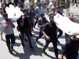 Palestinos dentro do Hospital Ahli carregando os corpos de seus parentes mortos em ataques aéreos israelenses em Gaza