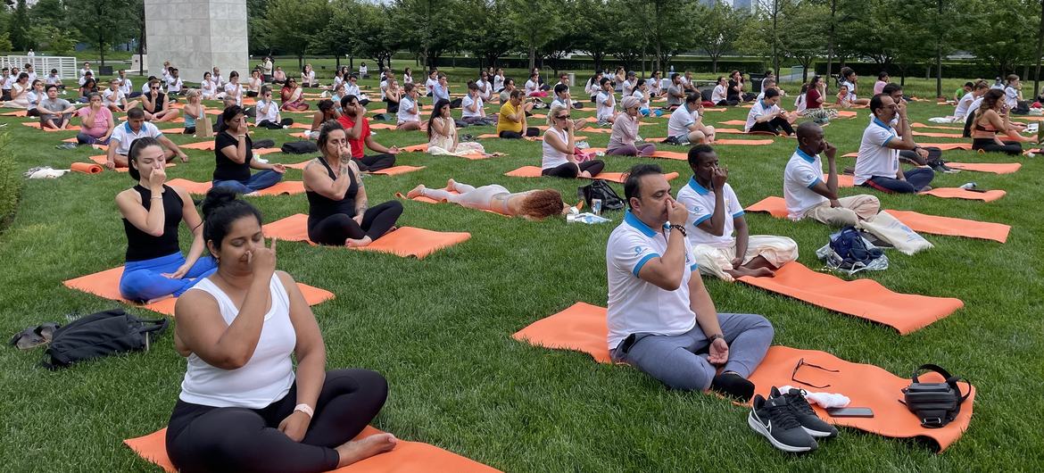 Uma sessão de ioga na sede da ONU em Nova Iorque