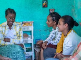 Meninas da região de Sidama, na Etiópia, participam de uma sessão sobre práticas nocivas, incluindo a mutilação genital feminina