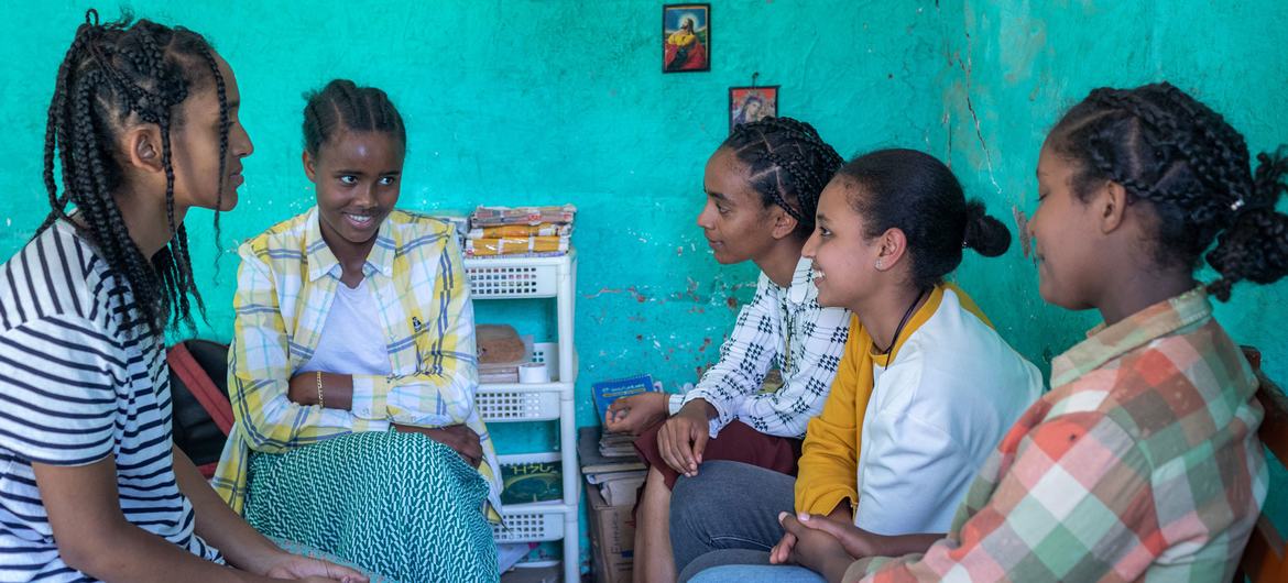 Meninas da região de Sidama, na Etiópia, participam de uma sessão sobre práticas nocivas, incluindo a mutilação genital feminina