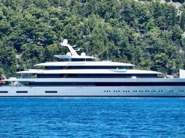 Um iate de US$ 220 milhões que supostamente pertencente a um oligarca de tecnologia atraca no Mar Mediterrâneo.