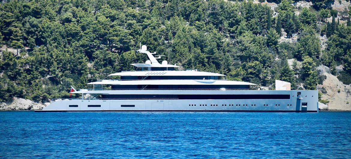 Um iate de US$ 220 milhões que supostamente pertencente a um oligarca de tecnologia atraca no Mar Mediterrâneo.