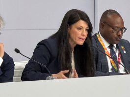 Rania Al-Mashat, ministra do Planejamento e Desenvolvimento Econômico do Egito, ao lado do ministro das Relações Exteriores da Zâmbia, Mulambo Haimbe, no lançamento do Fórum de Mutuários em Sevilha.