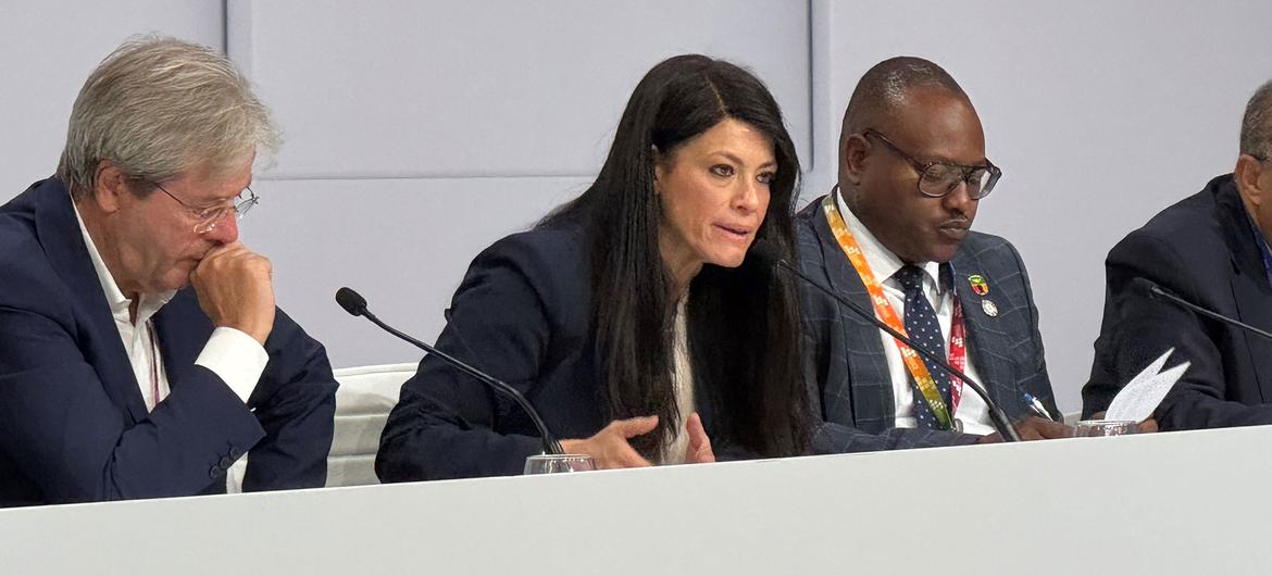 Rania Al-Mashat, ministra do Planejamento e Desenvolvimento Econômico do Egito, ao lado do ministro das Relações Exteriores da Zâmbia, Mulambo Haimbe, no lançamento do Fórum de Mutuários em Sevilha.