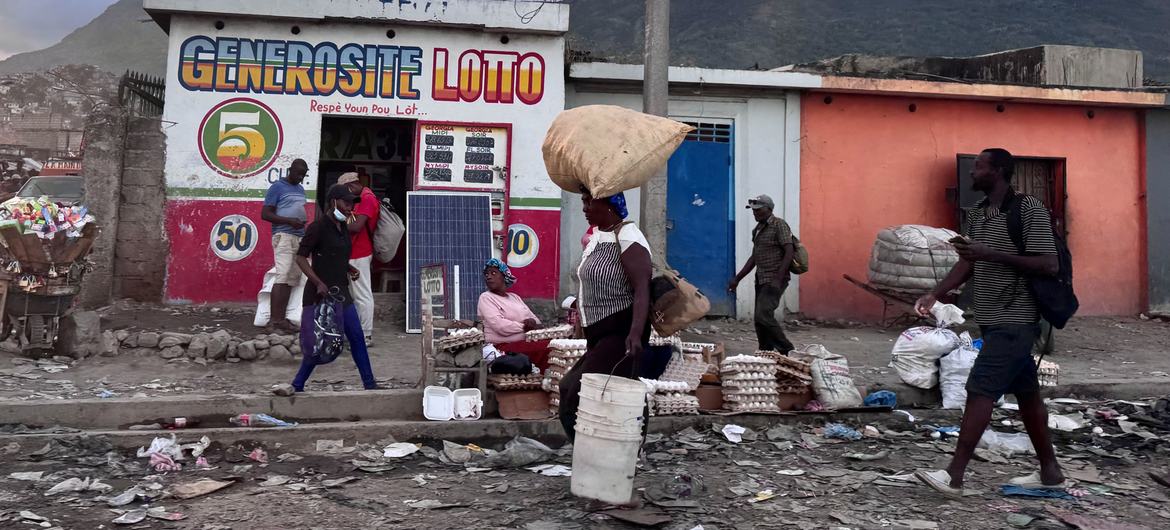 Dezenas de milhares de pessoas foram deslocadas no Haiti devido à violência de gangues