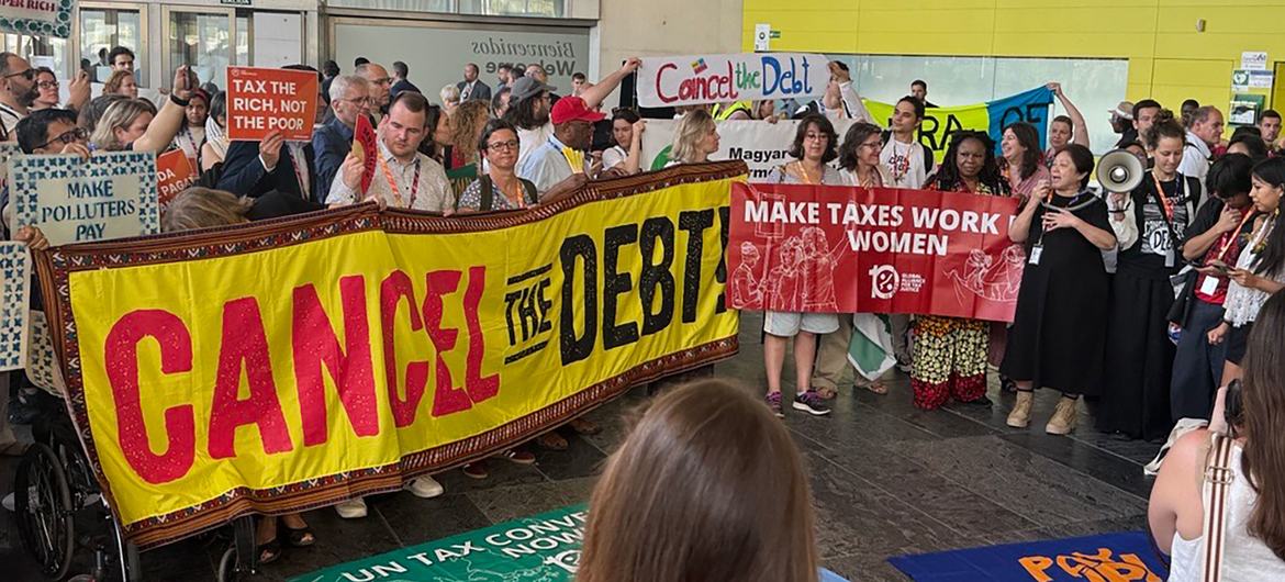 Manifestantes protestam na conferência Financiamento para o Desenvolvimento em Sevilha