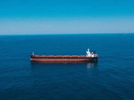 Navio estava sendo abandonado pelos tripulantes após o ataque