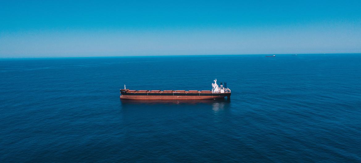 Navio estava sendo abandonado pelos tripulantes após o ataque