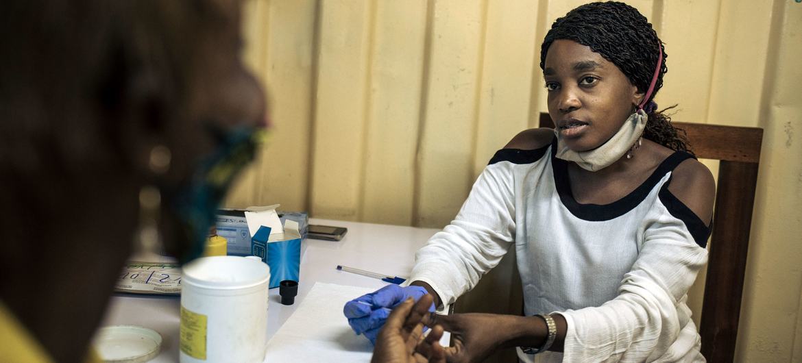 Serviços de aconselhamento e testagem para HIV. Desde 2010, os programas de combate à doença ajudaram a reduzir em 40% o número de novos casos