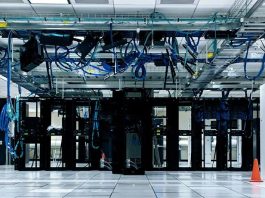 Em um centro de dados, os servidores são computadores de alto desempenho que processam e armazenam dados.
