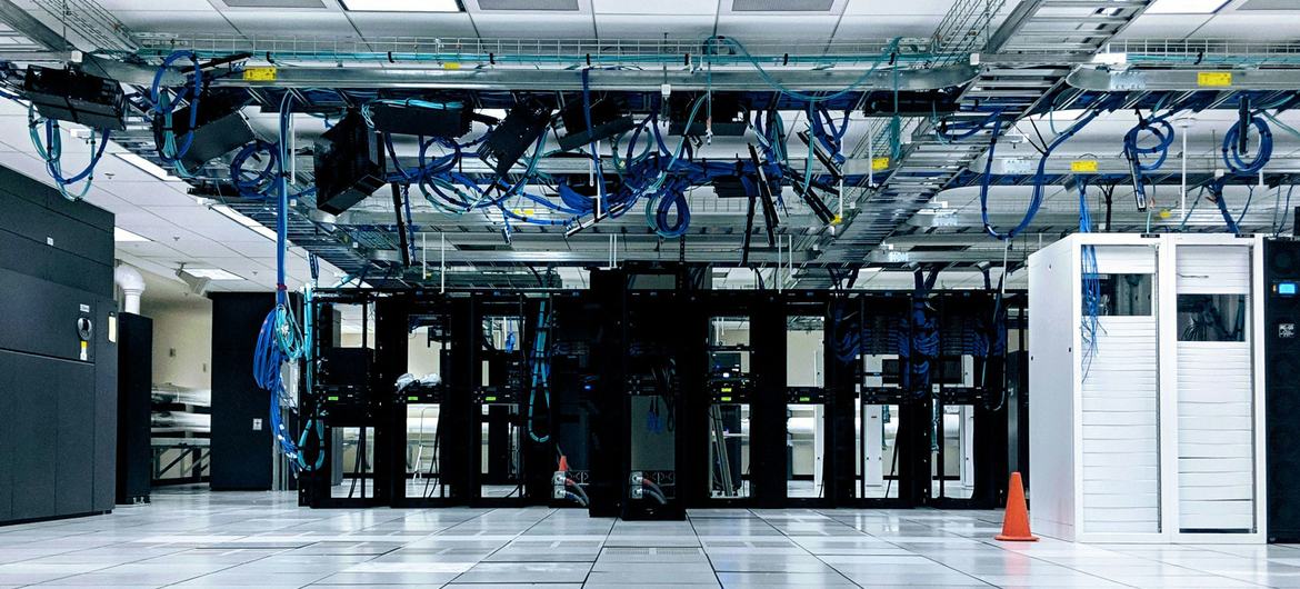 Em um centro de dados, os servidores são computadores de alto desempenho que processam e armazenam dados.