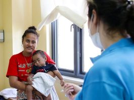 Uma jovem mãe em Samoa explica como seu filho está se recuperando do sarampo