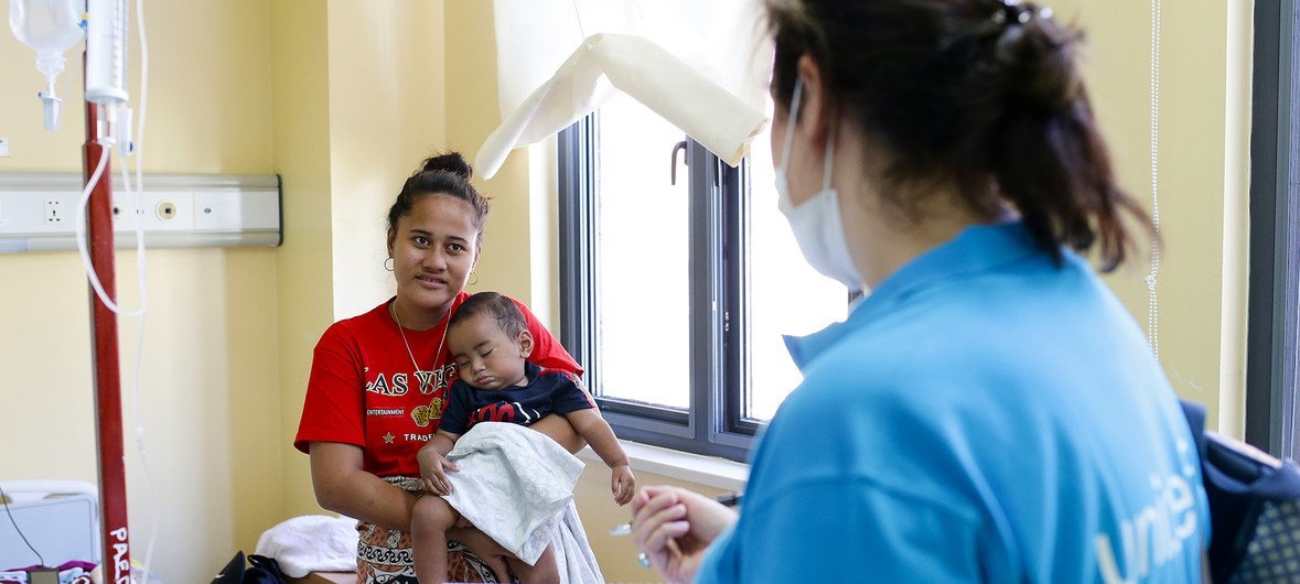 Uma jovem mãe em Samoa explica como seu filho está se recuperando do sarampo