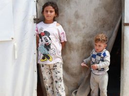 Crianças deslocadas na Associação de Saúde e Comunidade Al Awda, Gaza