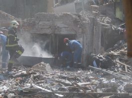 Equipes de resgate vasculham os escombros de um prédio destruído em Kyiv