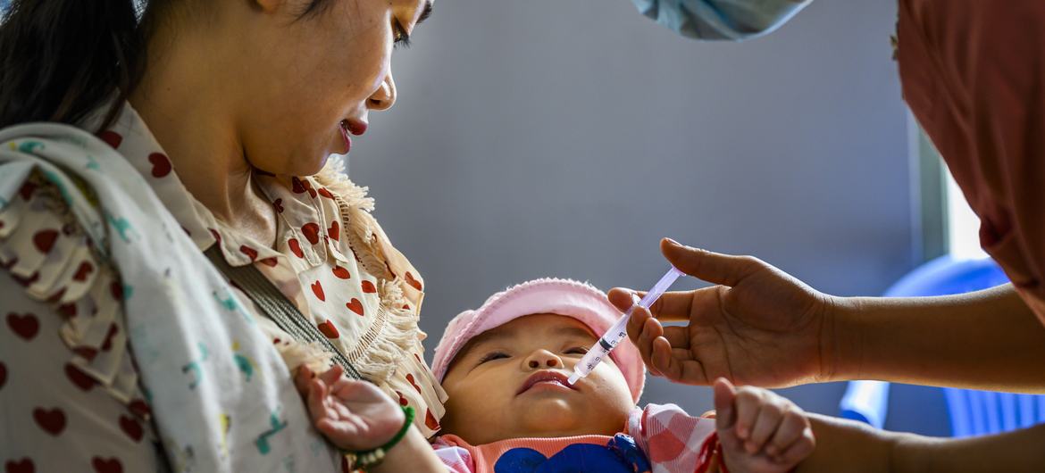 Vacinação apoiada pela Unicef em aldeia remota do estado de Shan, Mianmar