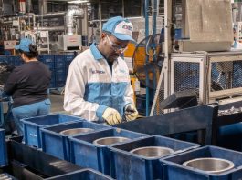 Makendy, um refugiado do Haiti, foi transferido através do Programa de Integração Local do Acnur para Aguascalientes, onde conseguiu um emprego numa fábrica de peças de automóveis.