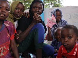 Vários sudaneses tiveram que se deslocar fugindo da violência durante os combates