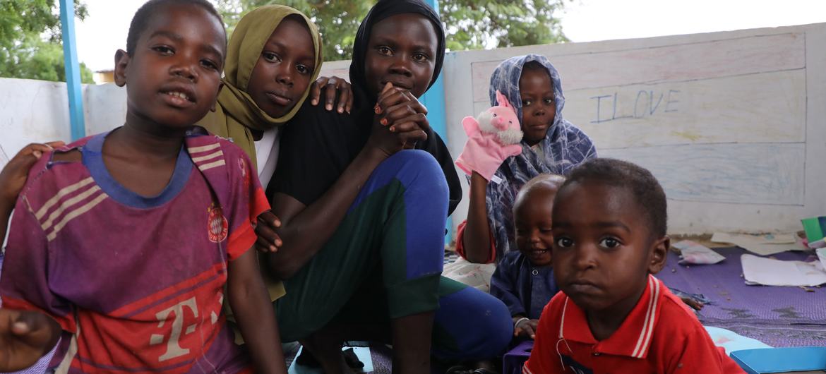 Vários sudaneses tiveram que se deslocar fugindo da violência durante os combates