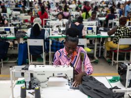 Trabalhadores em fábrica de Gana
