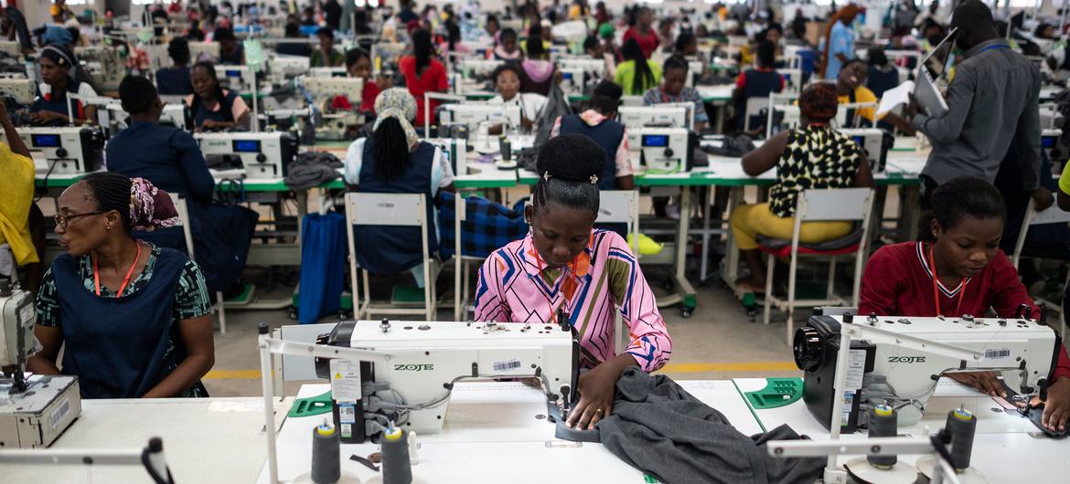 Trabalhadores em fábrica de Gana