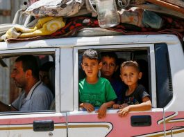 Famílias evacuadas de Deir Al-Balah na Faixa de Gaza