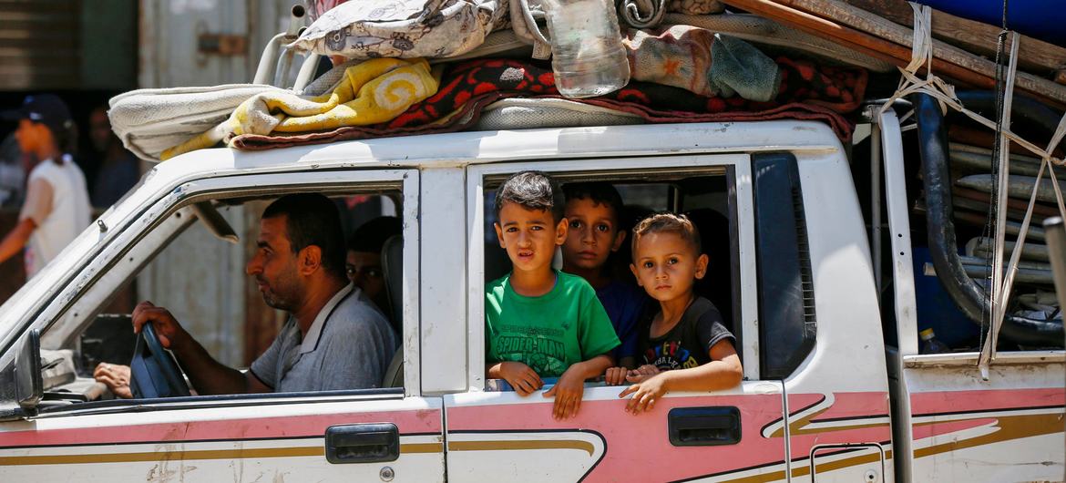 Famílias evacuadas de Deir Al-Balah na Faixa de Gaza