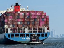 Um navio porta-contêineres chega ao porto de Nova York, nos Estados Unidos
