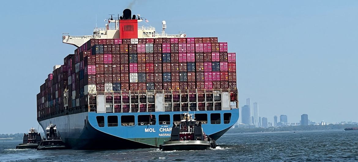 Um navio porta-contêineres chega ao porto de Nova York, nos Estados Unidos