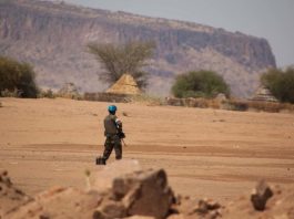 Um soldado de paz da ONU monta guarda enquanto líderes regionais e comunitários se reúnem para negociações em Darfur (foto de arquivo)