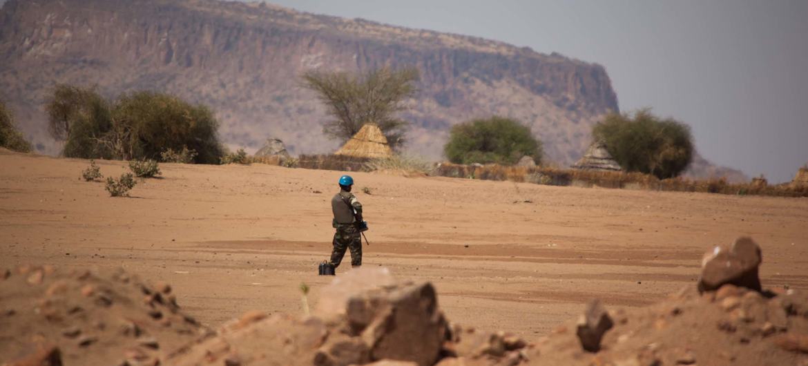Um soldado de paz da ONU monta guarda enquanto líderes regionais e comunitários se reúnem para negociações em Darfur (foto de arquivo)