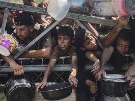 Crianças tentam obter alimentos em centros de distribuição de ajuda em Gaza