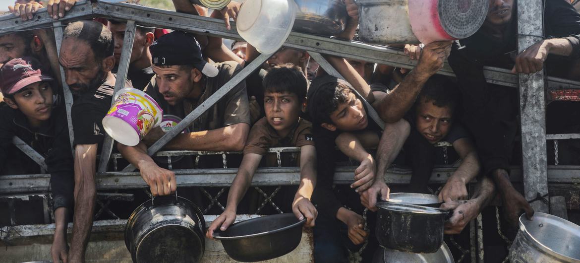 Crianças tentam obter alimentos em centros de distribuição de ajuda em Gaza