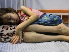 Criança sofrendo de fome em hospital