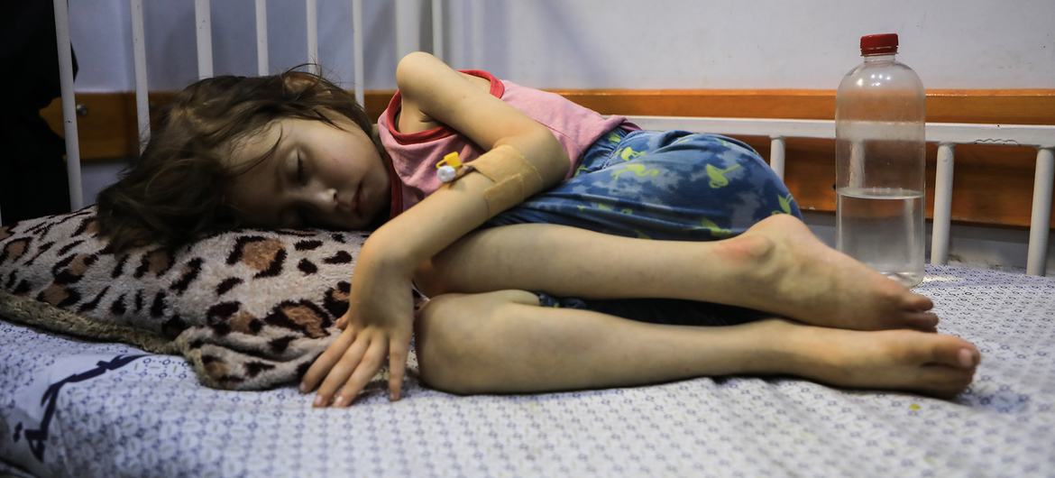 Criança sofrendo de fome em hospital