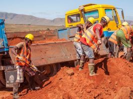 Trabalhadores locais recuperam uma estrada na região de Ihorombe, em Madagascar