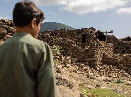 Na aldeia de Ghazi Abad, na província de Kunar, um menino está em frente à sua casa destruída pelo terremoto que atingiu o leste do Afeganistão em 31 de agosto