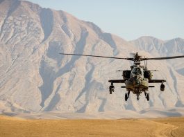 Um helicóptero de ataque voa no Afeganistão (arquivo)