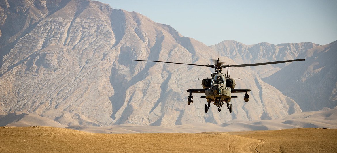 Um helicóptero de ataque voa no Afeganistão (arquivo)