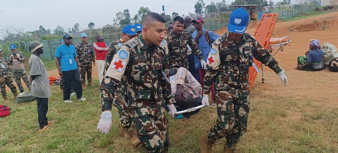 Soldados de paz da Monusco evacuam quatro civis gravemente feridos para o hospital de Bunia após ataque armado