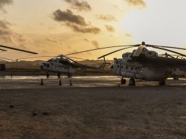 Helicópteros das Nações Unidas no Aeroporto de Mogadíscio, na Somália
