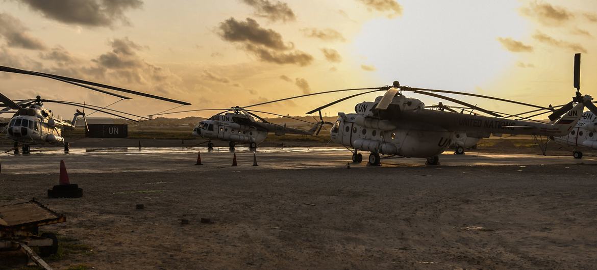 Helicópteros das Nações Unidas no Aeroporto de Mogadíscio, na Somália