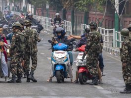 Militares verificam identidades em um posto de controle em Katmandu depois que tropas foram mobilizadas para restaurar a ordem após protestos anticorrupção liderados por jovens que forçaram a renúncia do primeiro-ministro