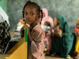 Crianças recebem serviços de saúde e nutrição em um centro apoiado pela UNICEF em Umshouka, Sudão