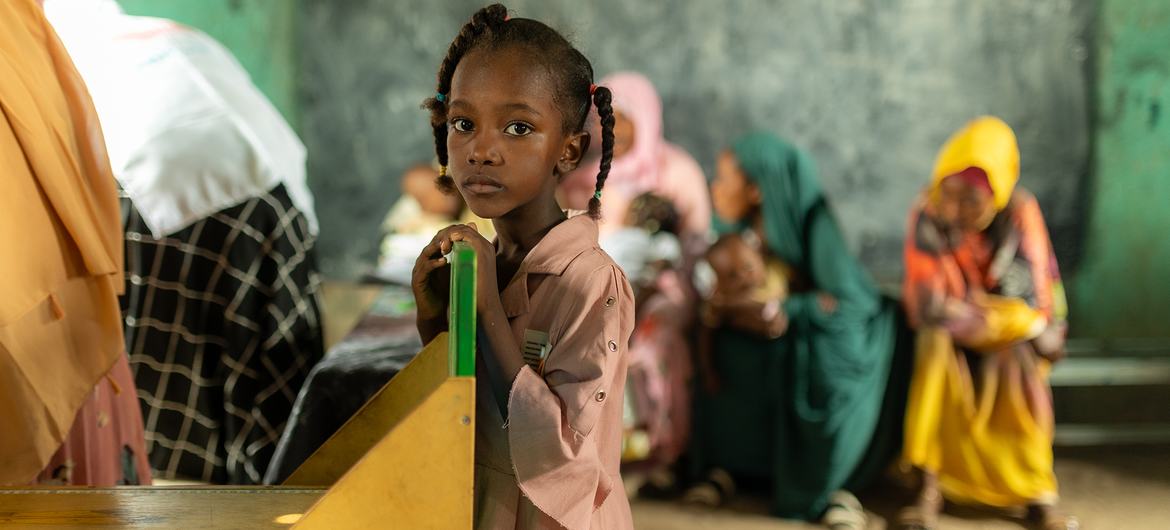 Crianças recebem serviços de saúde e nutrição em um centro apoiado pela UNICEF em Umshouka, Sudão