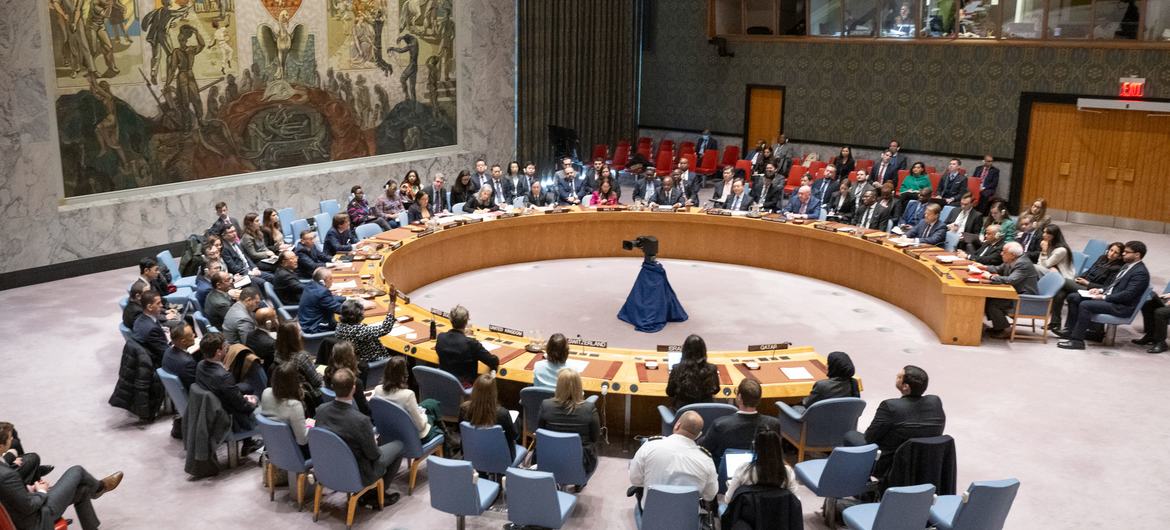 A embaixadora Linda Thomas-Greenfield, dos Estados Unidos, vota contra o projeto de resolução na reunião do Conselho de Segurança da ONU sobre a situação no Oriente Médio, incluindo a questão palestina.