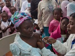 Uma jovem recebe a vacina contra sarampo e rubéola em uma clínica apoiada pela Unicef na aldeia isolada de Quicroit, no Haiti.