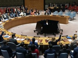 Uma visão ampla da reunião do Conselho de Segurança da ONU enquanto os membros votam no projeto de resolução