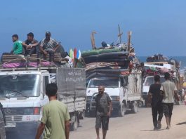 Centenas de famílias palestinas continuam fugindo da Cidade de Gaza, no norte do enclave, através da superlotada Rua costeira al-Rashid,
