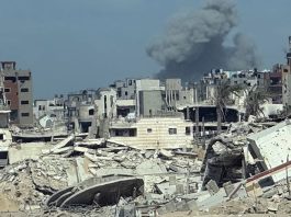 Fumaça sobe de um prédio bombardeado na Cidade de Gaza